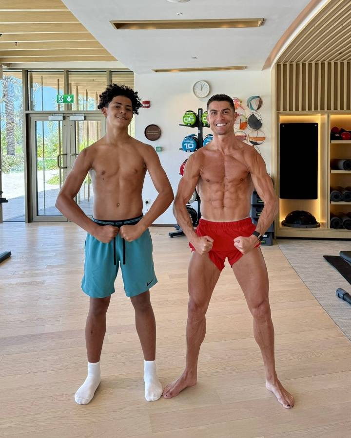 C罗解释与14岁儿子身高差:我身高1米87,迷你罗身高1米85