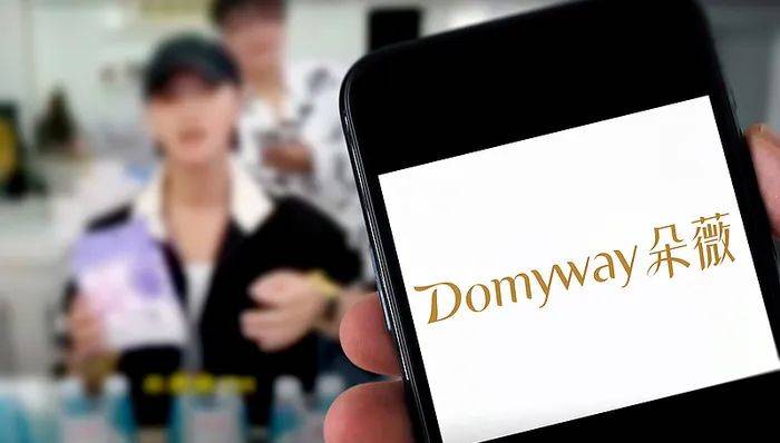 黄子韬 “朵薇” 卫生巾被指有黑色异物，品牌方回应