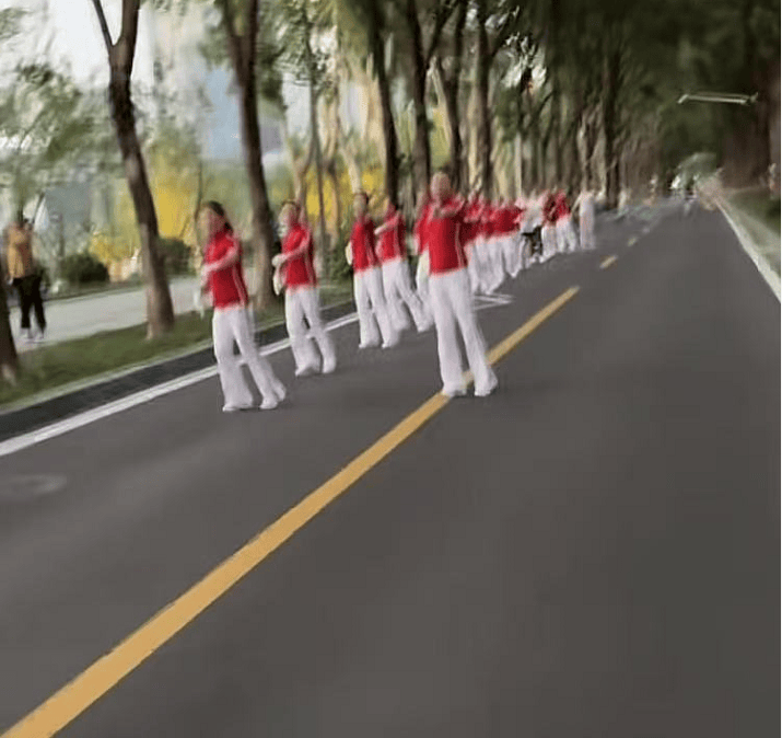 武汉大妈拉线封路跳广场舞,悬挂告示“锻炼区域车辆绕行”?当地回应