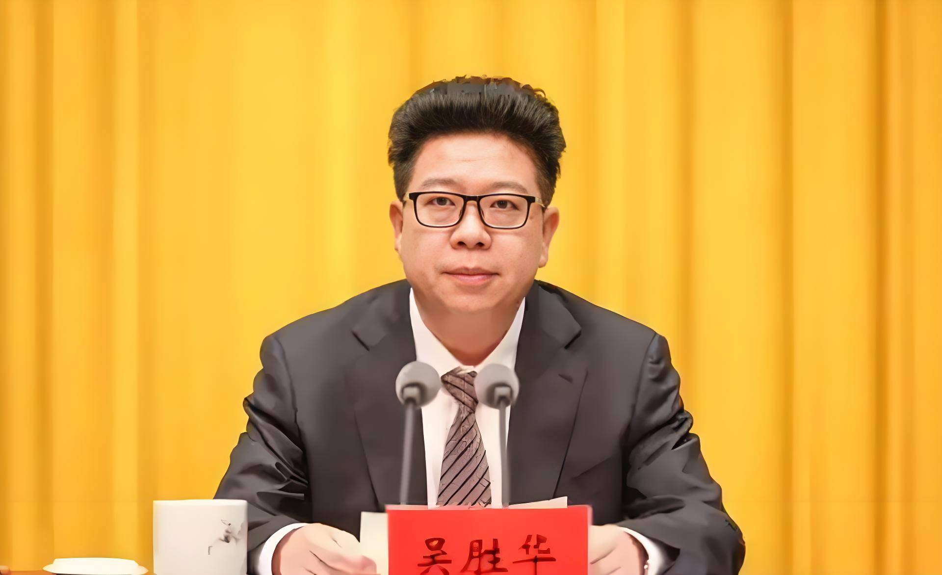 全媒头条·时政丨贵州政坛震荡！省委常委吴胜华被查