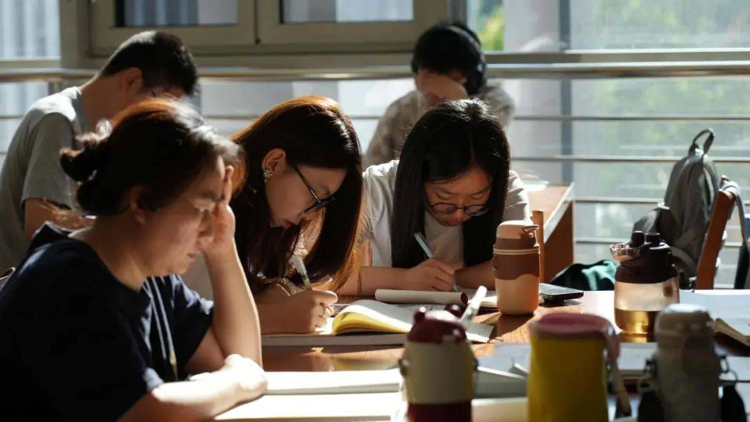 8万人躲进26℃的图书馆过夏天?晋中市图书馆成为年轻人最新社交方式!