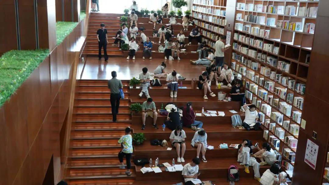 8万人躲进26℃的图书馆过夏天?晋中市图书馆成为年轻人最新社交方式!