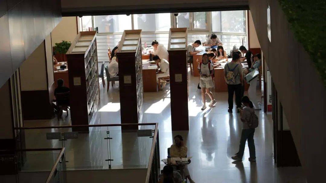 8万人躲进26℃的图书馆过夏天?晋中市图书馆成为年轻人最新社交方式!