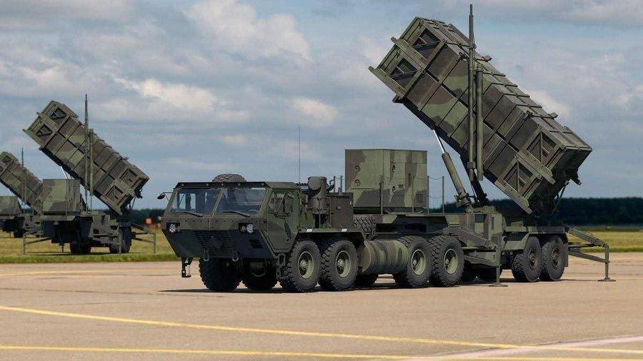 13发13中！乌军战略机场剧烈爆炸，炸出小太阳，美国这次损失大了