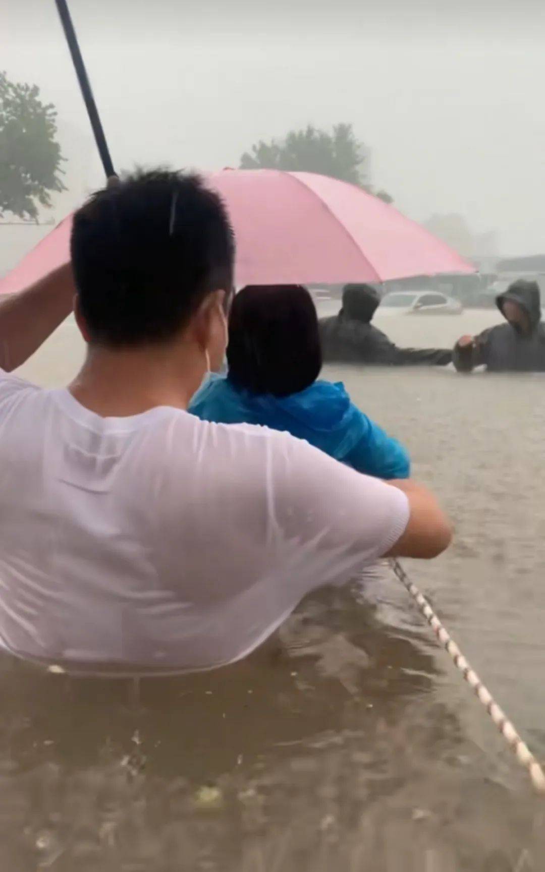 郑州暴雨致京广路隧道被淹,亲历者:车是飘起来的,很害怕,有人爬梯子离开 2021年也曾淹没多台车辆