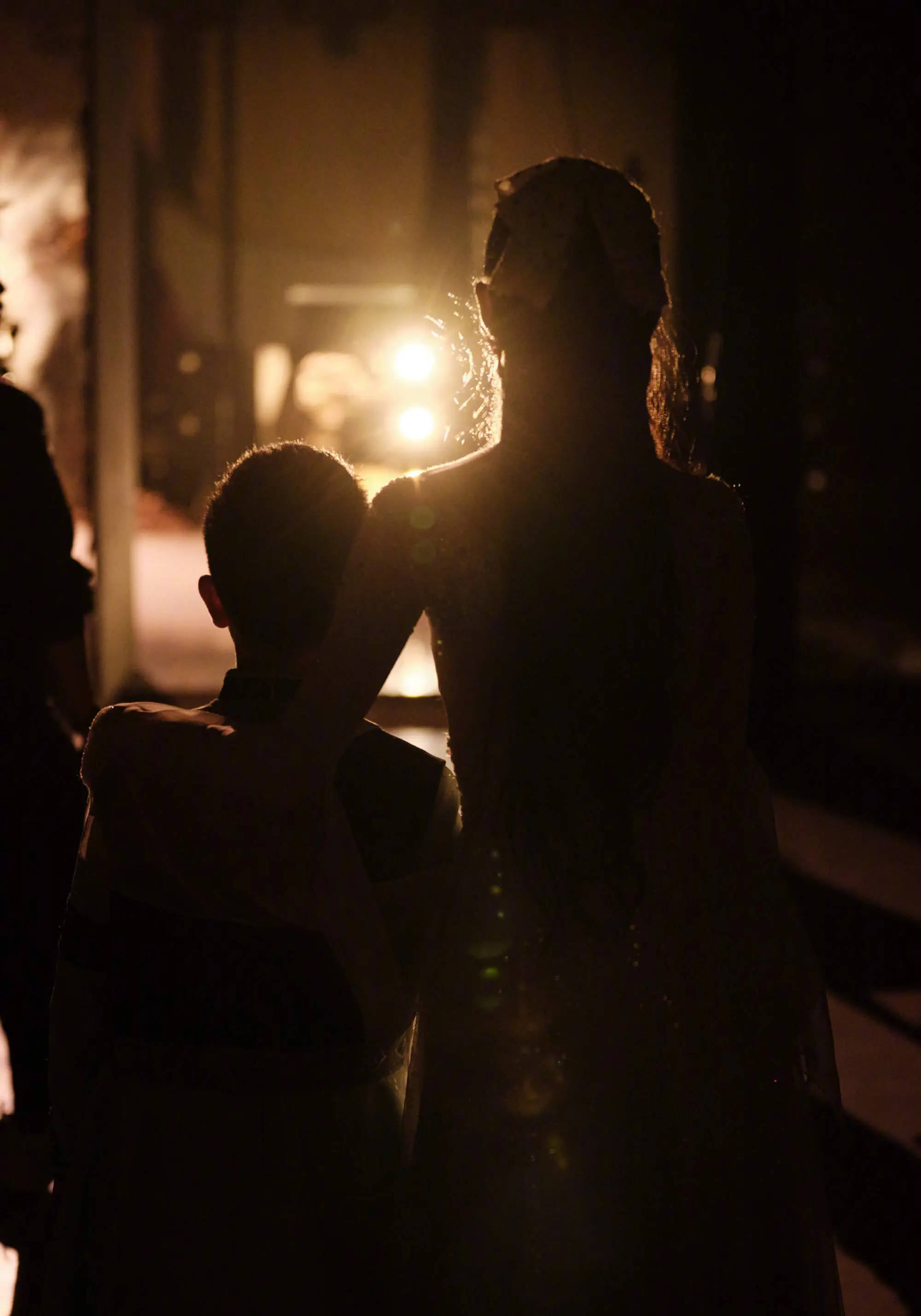 陈思诚卡零点为佟丽娅庆生！晒丫丫与儿子朵朵背影照好温馨