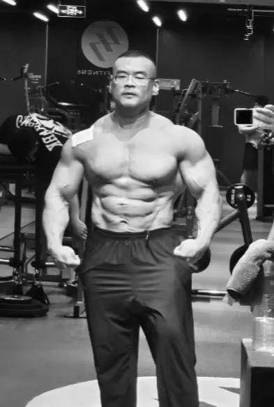 38岁健美选手刘一阳被曝离世,系中山大学体育部副教授,有业内人士曾发文悼念