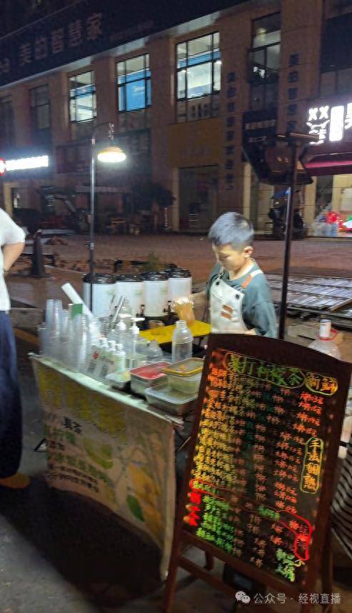 11岁小学生暑期摆摊卖奶茶月入4000元!母亲回应