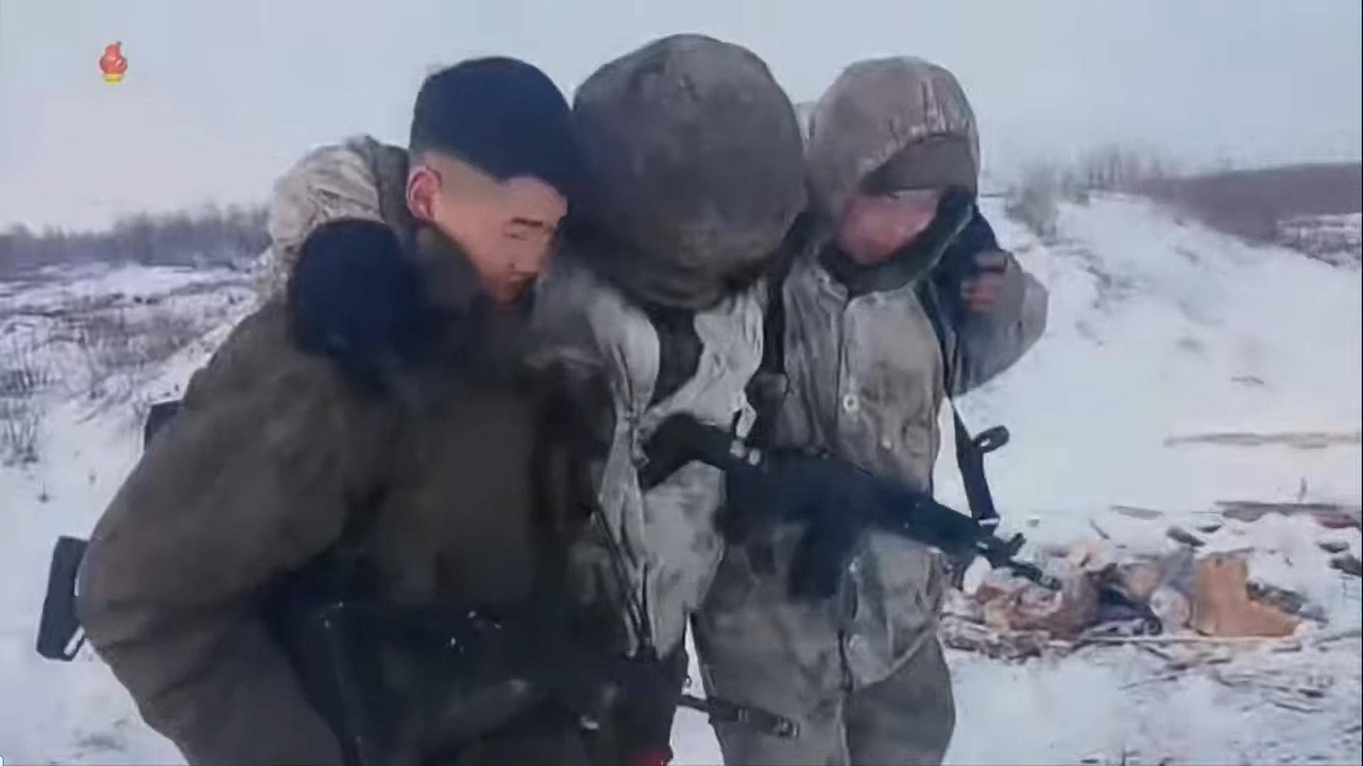 面对乌军包围，朝鲜少校与11名特种兵死战不退，牵着手拉响光荣弹