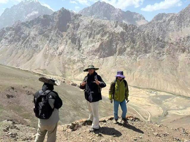 长沙00后小伙在新疆“找矿”,却因喂牛视频走红,当事人:每天见的牛羊比人还多