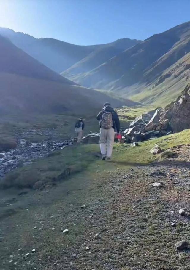 长沙00后小伙在新疆“找矿”,却因喂牛视频走红,当事人:每天见的牛羊比人还多