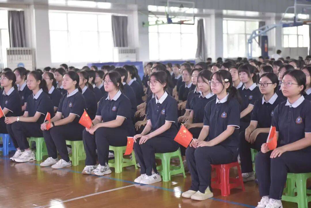 阅兵式上的沈阳二中骄傲 为何这么多国防重器的设计师出自这所高中?