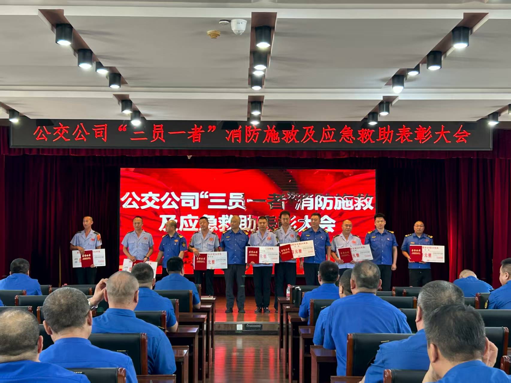 紧急时刻挺身而出!哈尔滨交通集团公交公司7名员工获表彰