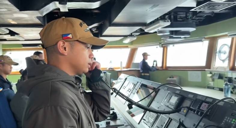 美日菲又来南海作秀，我军舰抵近菲舰7海里，一句话呛得菲方哑火