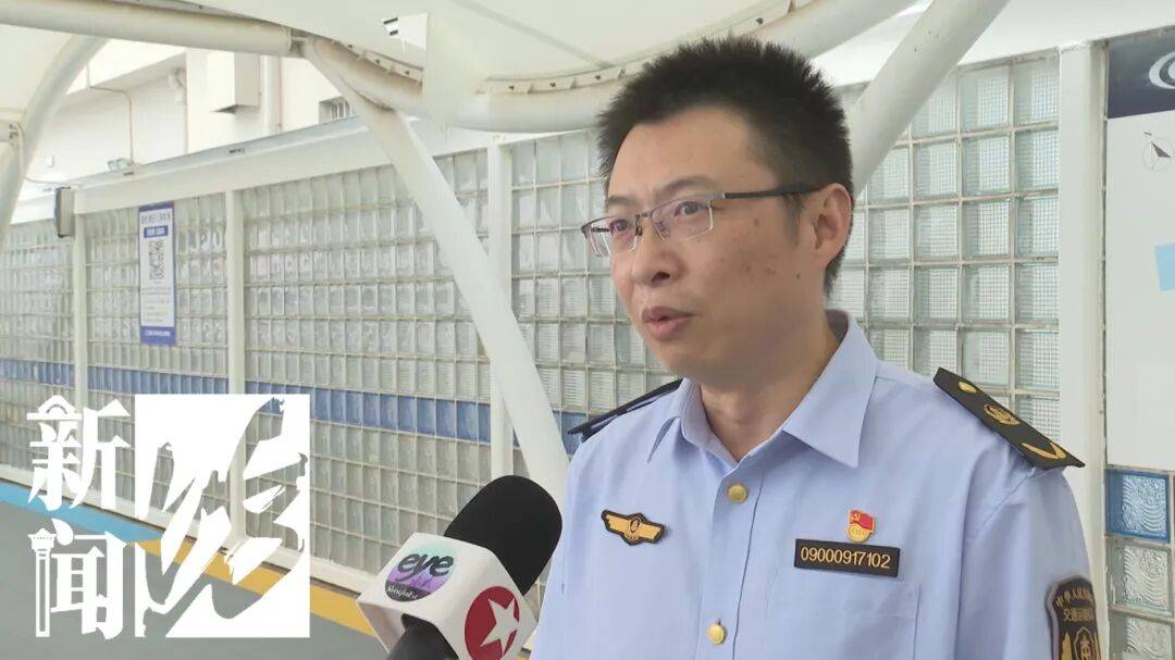 “不给我打马赛克,我肯定找到你!”上海一家四口打车与出租车司机爆发冲突