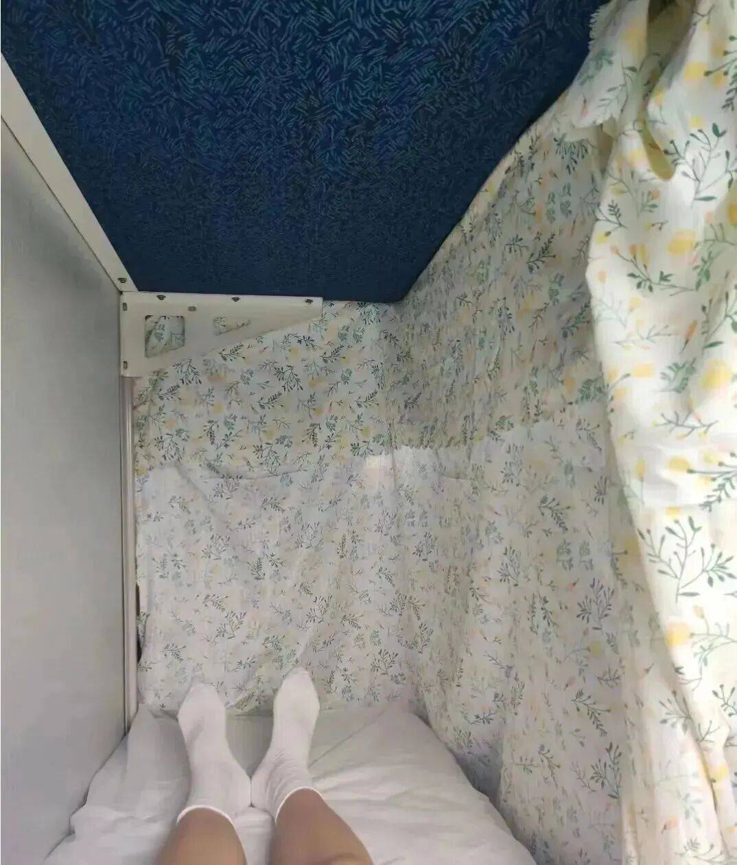 女乘客火车卧铺打伞遮隐私引热议，网友建议卧铺区增设床帘，12306回应→