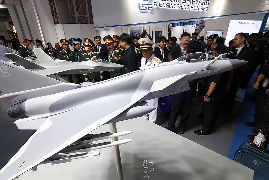 马来西亚防长访华首日,直奔4马赫的鹰击-12E,南亚国家或再添航母杀手?
