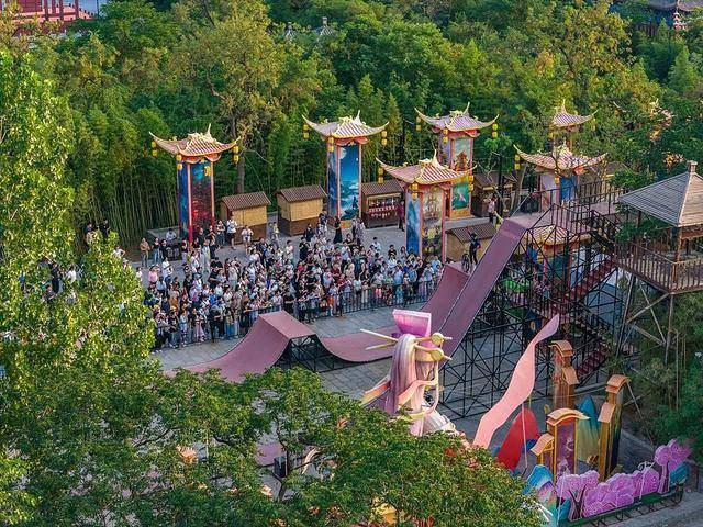 河南“中式迪士尼”火了，奥秘只是门票价格低？