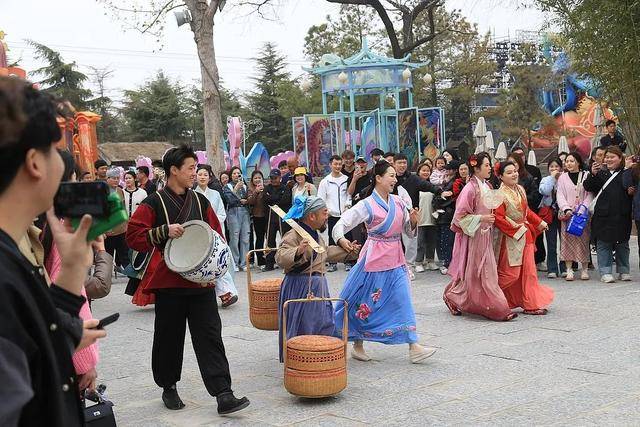 河南“中式迪士尼”火了，奥秘只是门票价格低？