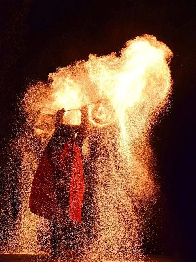 河南“中式迪士尼”火了，奥秘只是门票价格低？