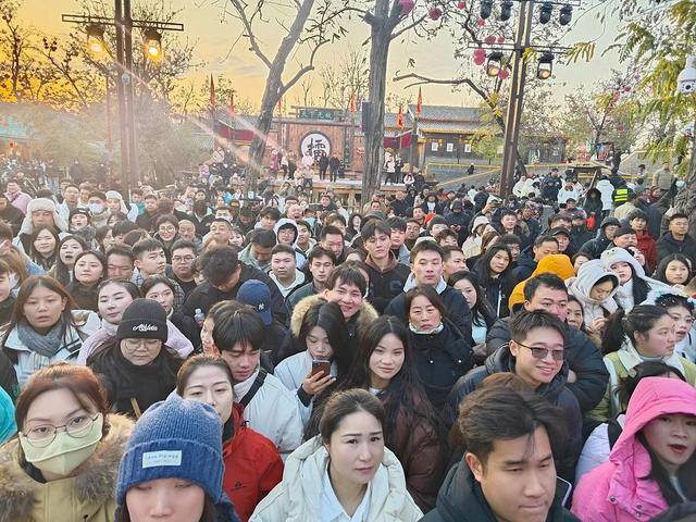 河南“中式迪士尼”火了，奥秘只是门票价格低？