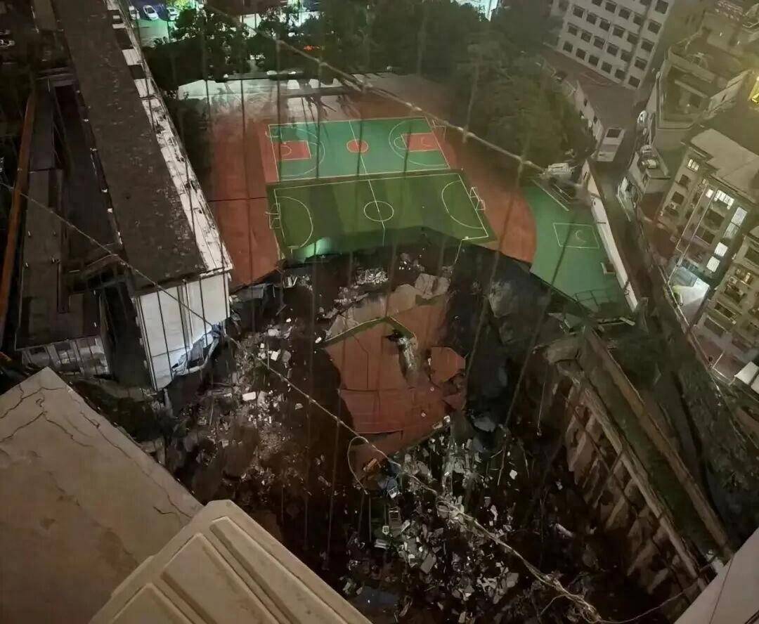 男生学校打篮球时感觉地在抖动,5小时后操场在30秒内轰然坍塌